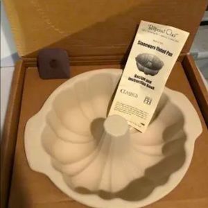 NWT The Pampered Chef Stoneware Fluted Pan